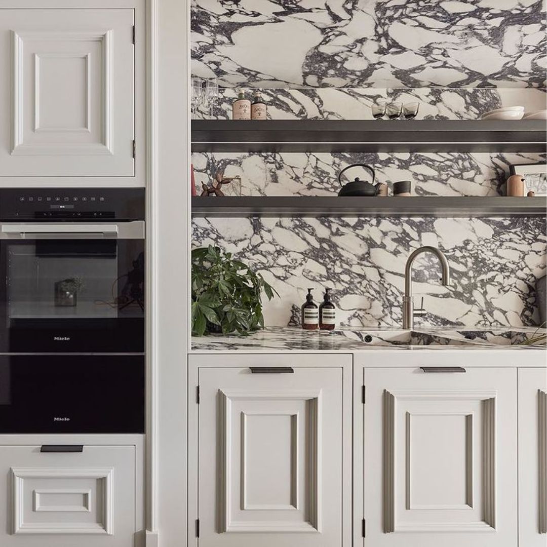 Biege kitchen with variegated wall